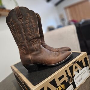 Ladies Distressed Ariat Heritage Cowboy Boots